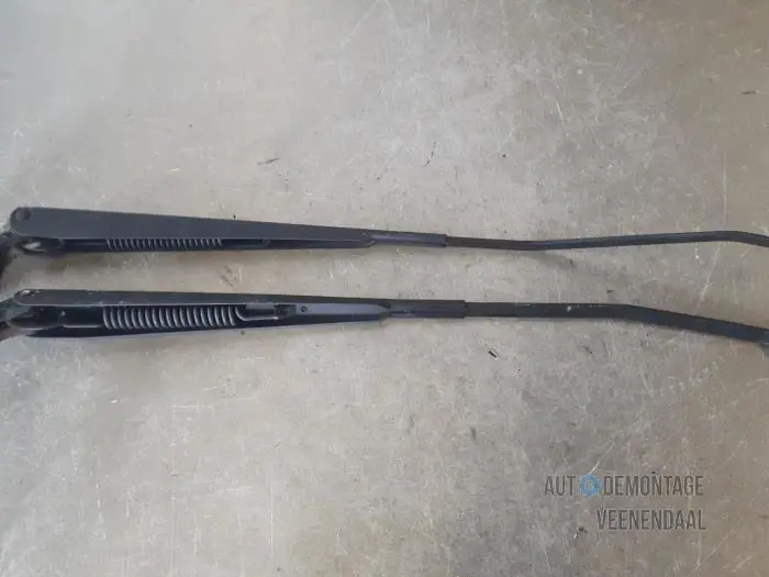 Front wiper arm Daihatsu Sirion